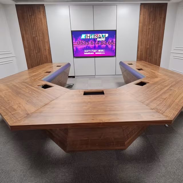 Ceviz Kaplama Yönetim Toplantı Masası Projesi uygulama görseli