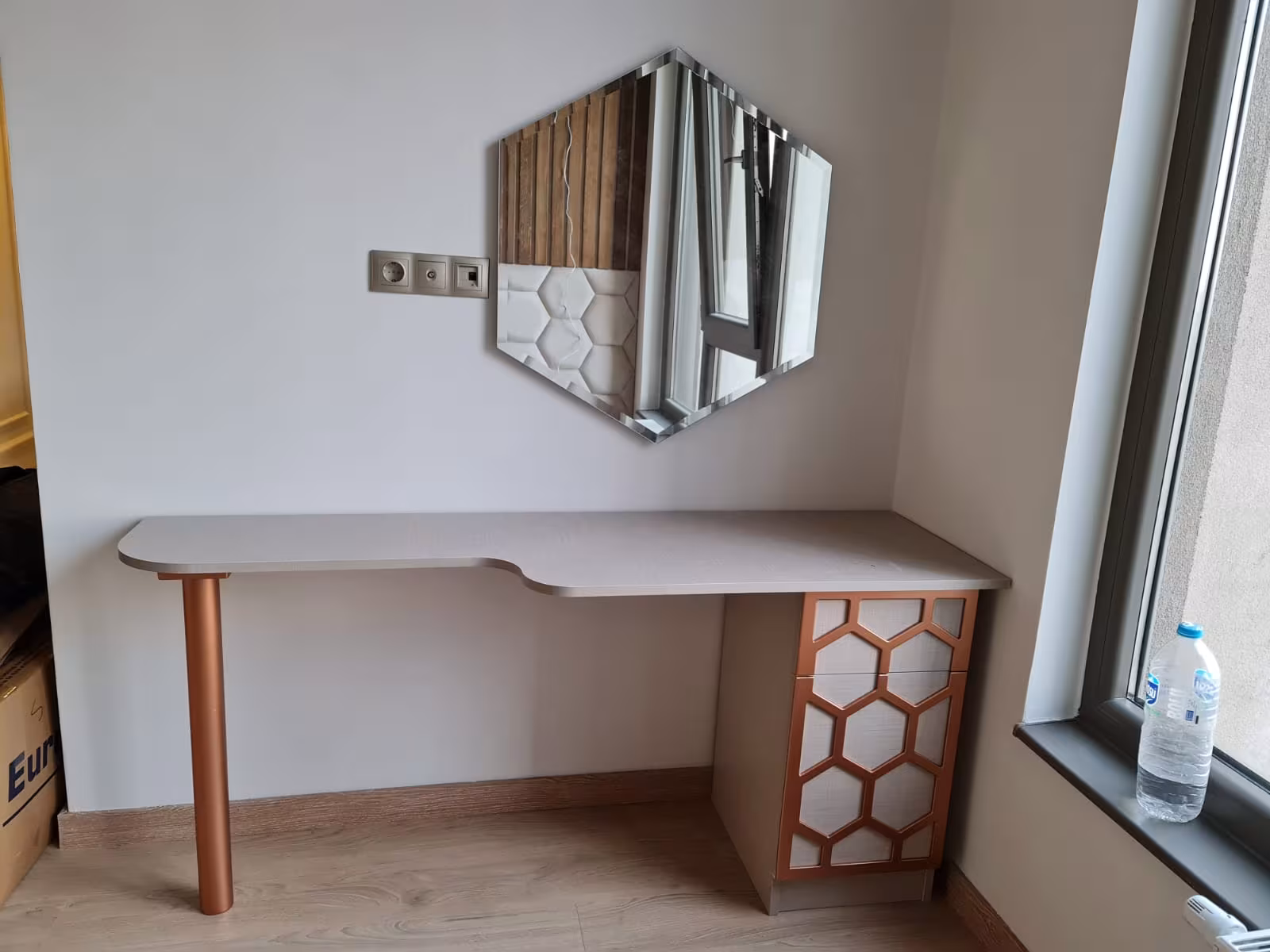 Geometrik Aynalı Dresuar ve Makyaj Masası uygulama görseli