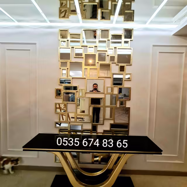 Gold Çerçeveli Aynalı Dresuar ve Konsol uygulama görseli