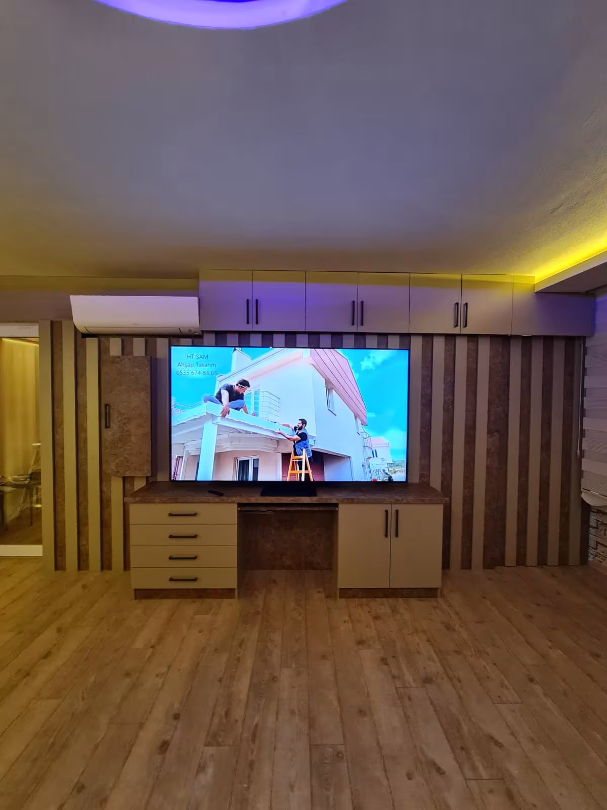 LED Aydınlatmalı Çıtalı TV Ünitesi Duvarı uygulama görseli