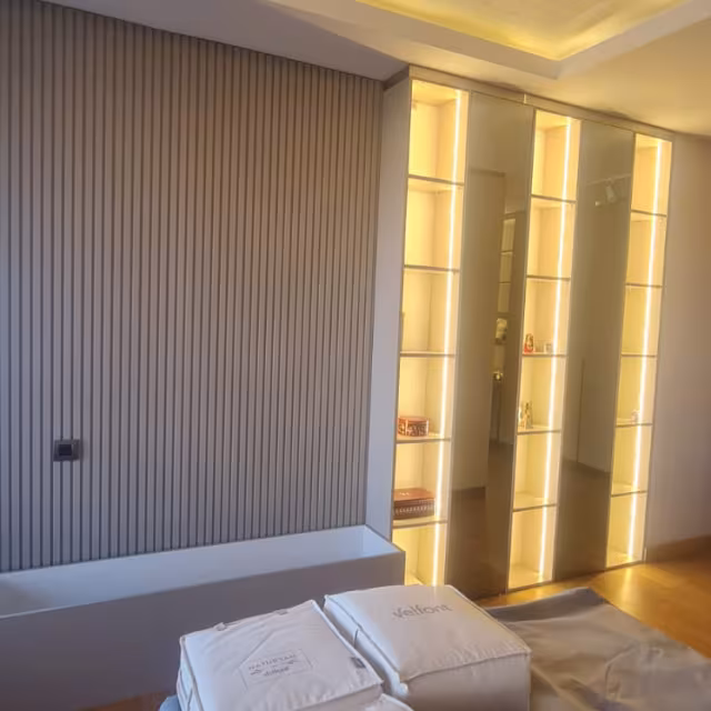 LED Nişli Çıta Panel Yatak Odası Duvarı uygulama görseli