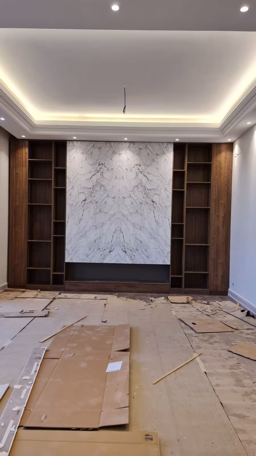 Mermer Görünümlü TV Duvarı ve Niş Kütüphane uygulama görseli