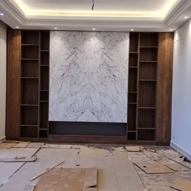 Mermer Görünümlü TV Duvarı ve Niş Kütüphane uygulama görseli