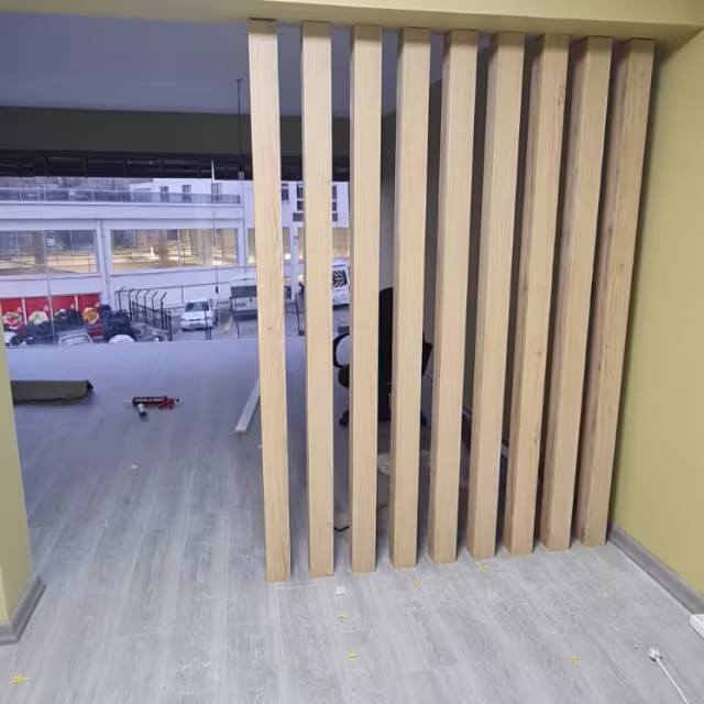 Meşe Tonlu Oda Bölücü Çıta Panel uygulama görseli