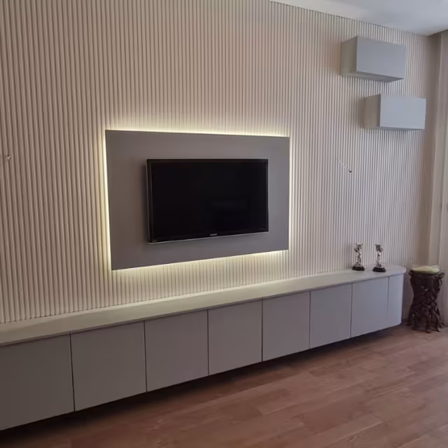 Minimal Beyaz TV Ünitesi ve Gizli Işık Paneli uygulama görseli
