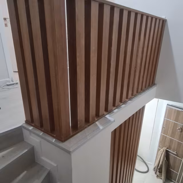 Modern Merdiven Boşluğu Ahşap Korkuluk Paneli uygulama görseli