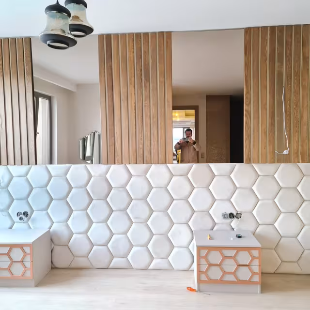 Petek Baslikli ve Aynalı Gardırop Duvar Tasarımı uygulama görseli