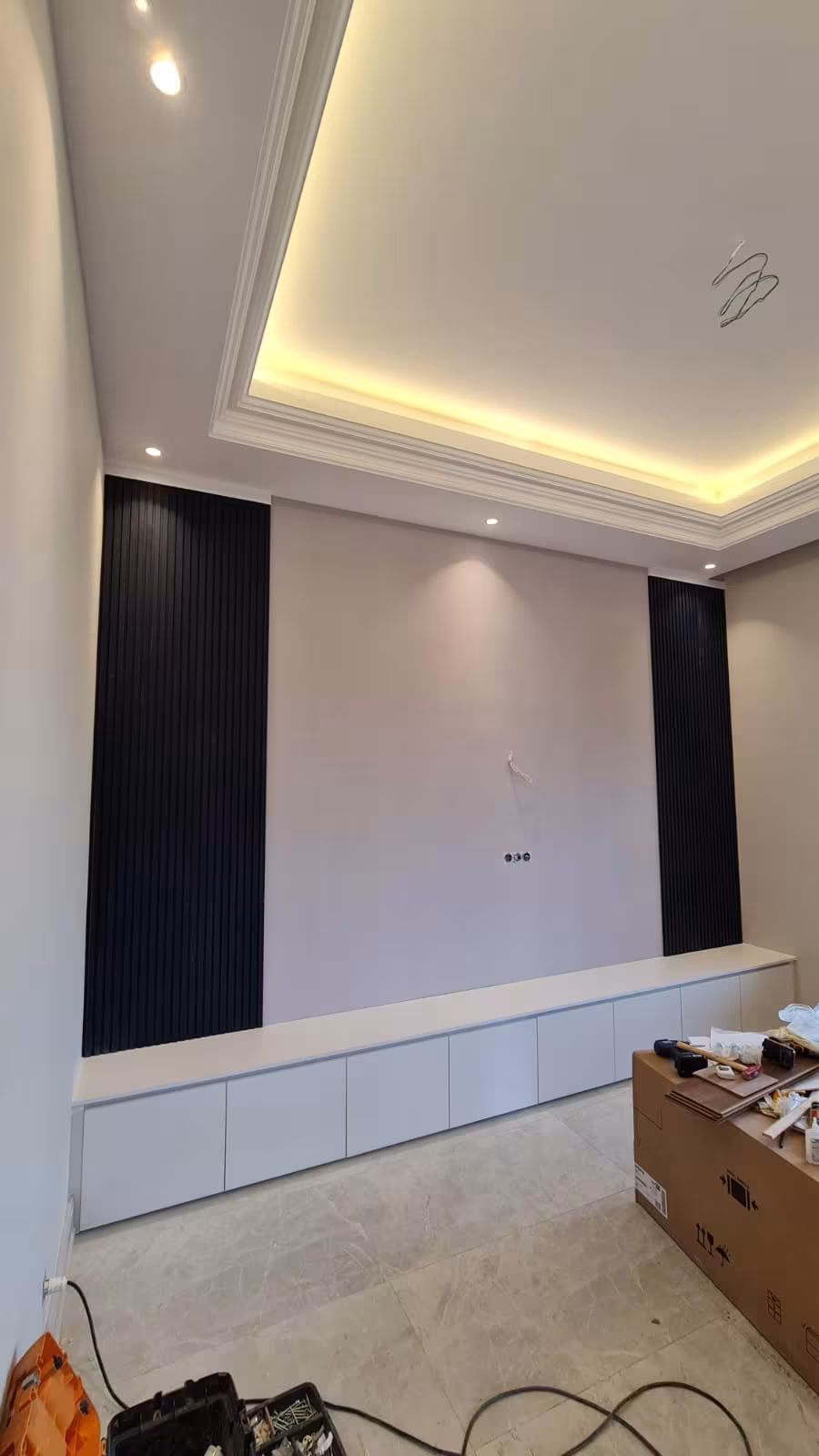 Siyah Çıta Panel ve Alt Dolap TV Duvarı uygulama görseli