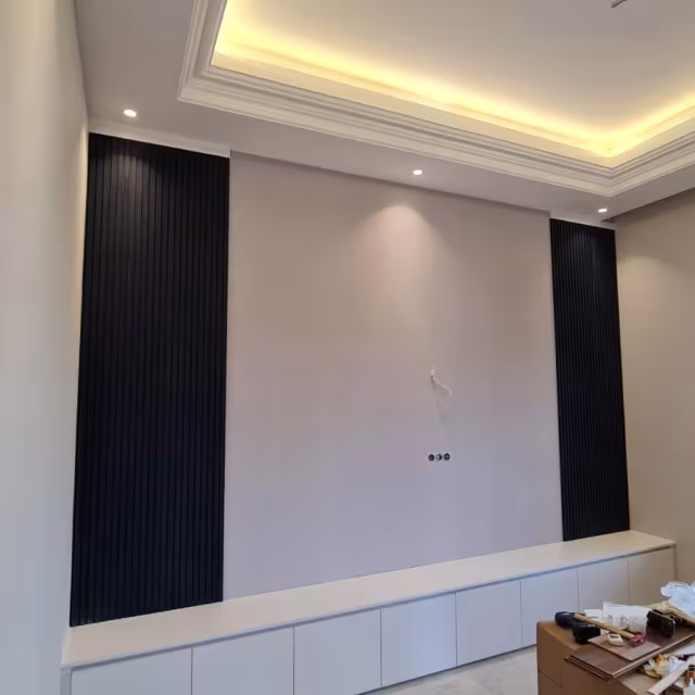 Siyah Çıta Panel ve Alt Dolap TV Duvarı uygulama görseli