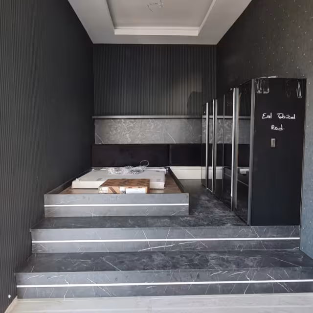 Siyah Çıta Panelli Apartman Girişi ve Lobi Tasarımı uygulama görseli