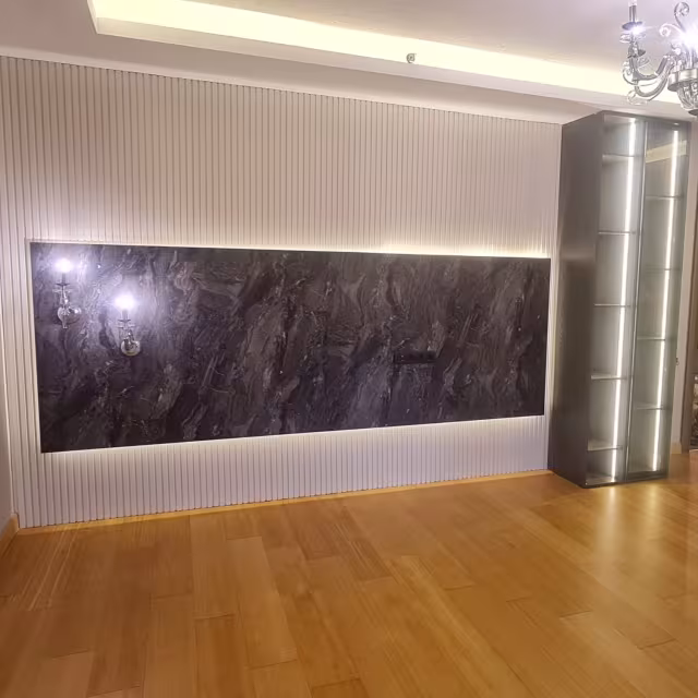 Siyah Mermer TV Paneli ve Cam Vitrin Ünitesi uygulama görseli