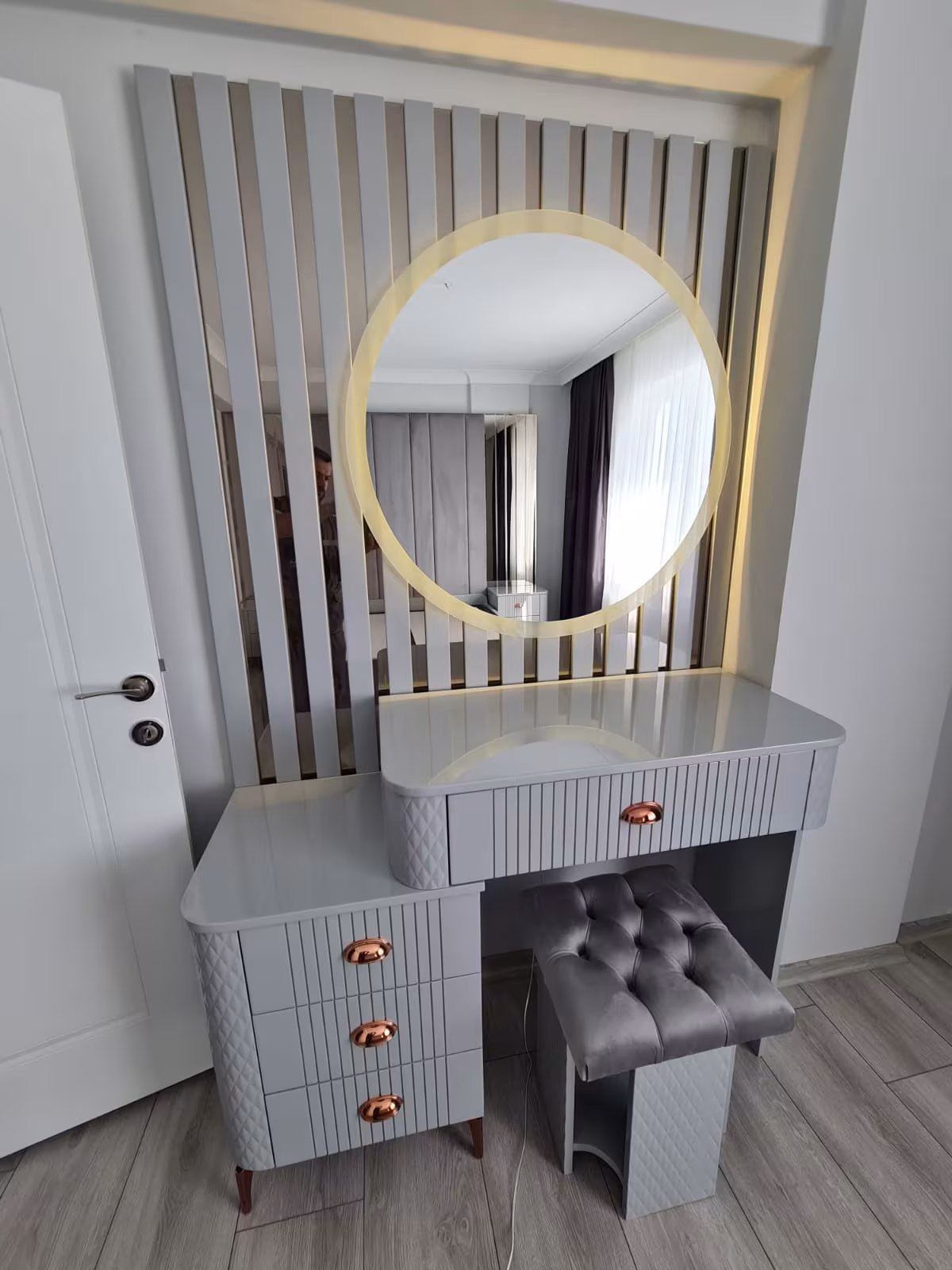 Yuvarlak LED Aynalı Modern Dresuar uygulama görseli