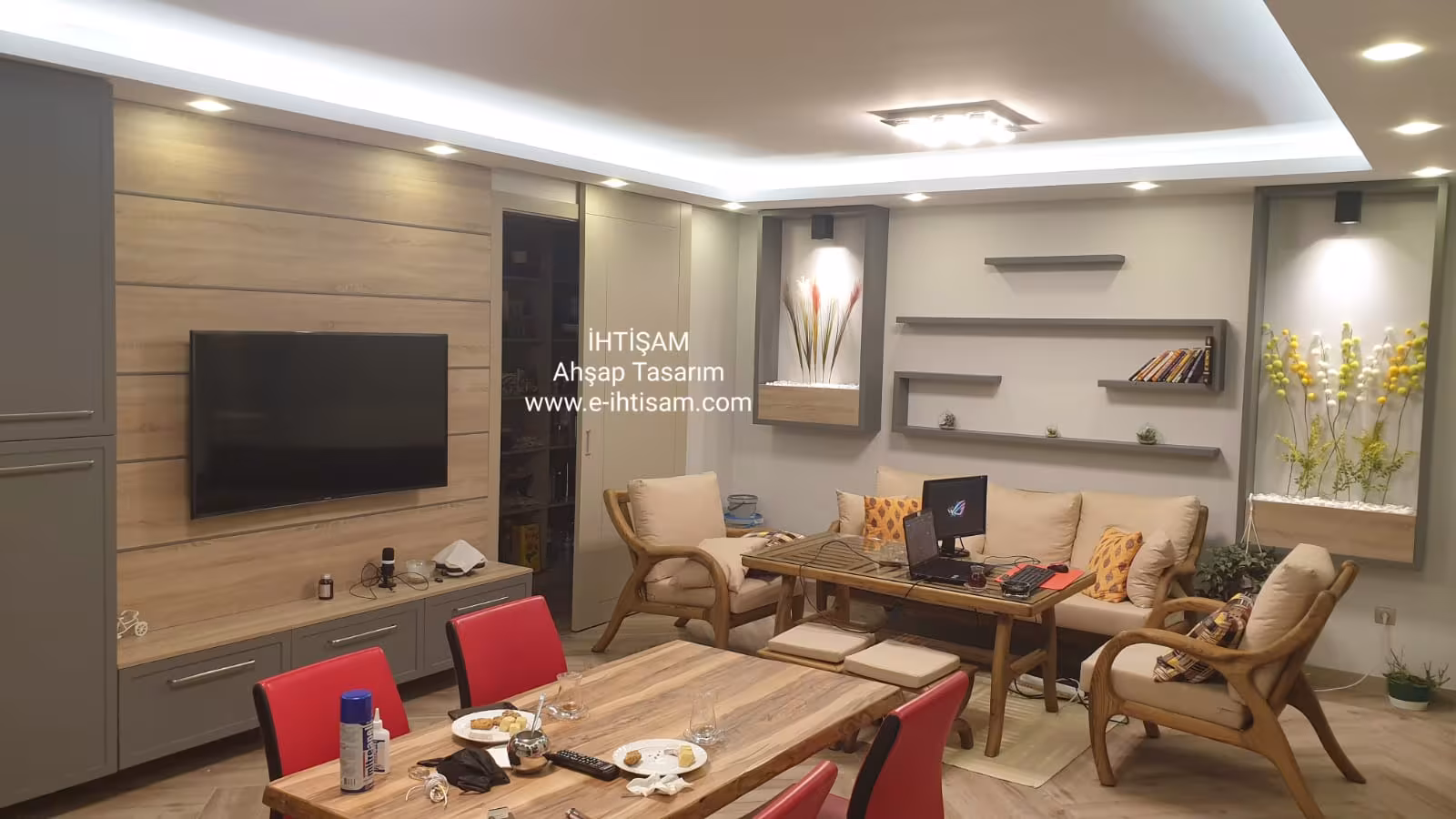 Ahşap Dokulu TV Ünitesi ve Dekoratif Raf Duvarı uygulama görseli