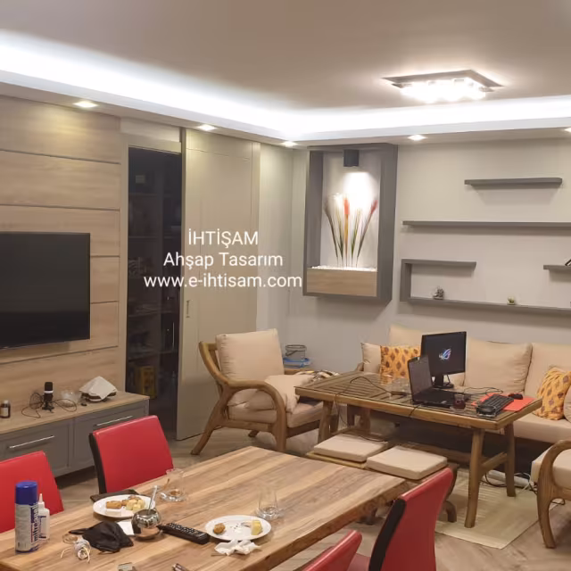 Ahşap Dokulu TV Ünitesi ve Dekoratif Raf Duvarı uygulama görseli