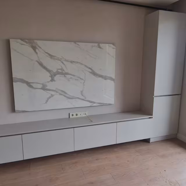 Beyaz Mermer Panel TV Ünitesi ve Depolama uygulama görseli